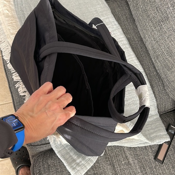 COPY - Lululemon a good travel bag - Picture 3 of 3